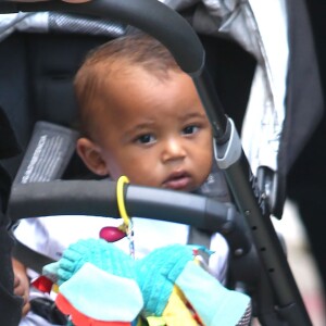 North West et Saint West se promènent avec leurs nounous dans les rues de New York, le 7 septembre 2016