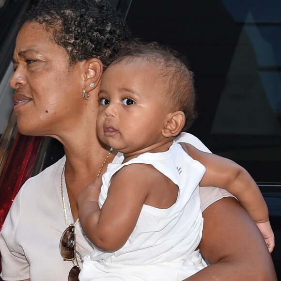 Saint West devant l'appartement de ses parents accompagné de leurs nounous à New York, le 10 septembre 2016