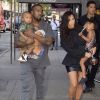 Kim Kardashian et son mari Kanye West dans les rues de New York avec leurs enfants North et Saint dans les bras, le 29 août 2016