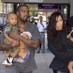 Kim Kardashian et son mari Kanye West dans les rues de New York avec leurs enfants North et Saint dans les bras, le 29 août 2016