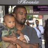 Kim Kardashian et son mari Kanye West dans les rues de New York avec leurs enfants North et Saint dans les bras, le 29 août 2016