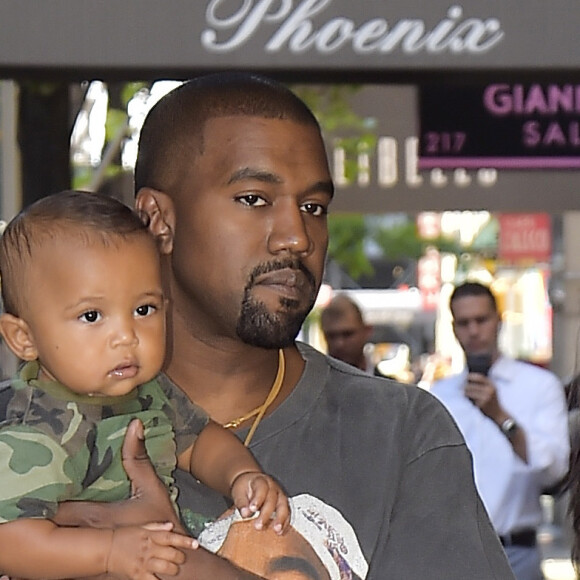 Kim Kardashian et son mari Kanye West dans les rues de New York avec leurs enfants North et Saint dans les bras, le 29 août 2016