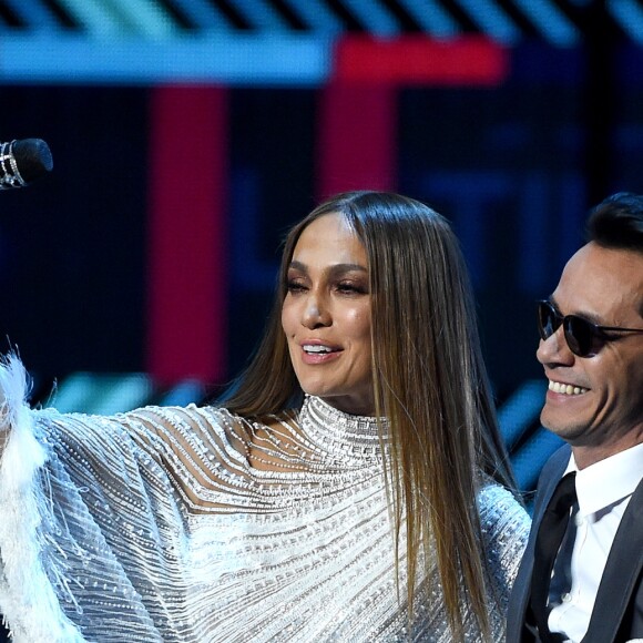 Marc Anthony recevant des mains de Jennifer Lopez le trophée "personnalité de l'année" lors de la 17e édition des Latin Grammy Awards au T-Mobile Arena à Las Vegas le 17 novembre 2016