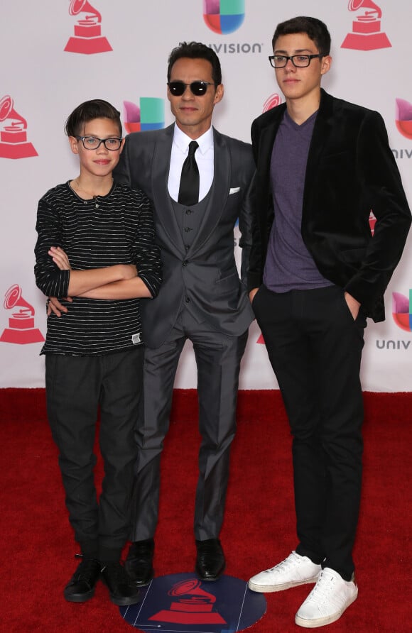 Marc Anthony avec ses fils Ryan et Cristian Muniz lors du photocall des arrivées de la 17ème soirée des "Latin Grammy Awards" au T-Mobile Arena à Las Vegas, Nevada, Etats-Unis, le 17 novembre 2016.