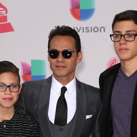 Marc Anthony avec ses fils Ryan et Cristian Muniz lors du photocall des arrivées de la 17ème soirée des "Latin Grammy Awards" au T-Mobile Arena à Las Vegas, Nevada, Etats-Unis, le 17 novembre 2016.