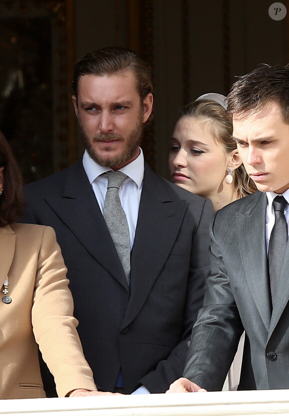Pierre Casiraghi et sa femme Beatrice Borromeo, enceinte et lovée contre lui, aux fenêtres du palais princier lors des célébrations de la Fête nationale monégasque le 19 novembre 2016. © Bruno Bebert/Dominique Jacovides/Bestimage