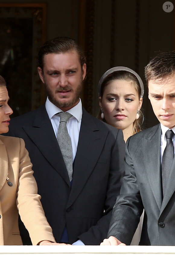Pierre Casiraghi et sa femme Beatrice Borromeo, enceinte et lovée contre lui, aux fenêtres du palais princier lors des célébrations de la Fête nationale monégasque le 19 novembre 2016. © Bruno Bebert/Dominique Jacovides/Bestimage