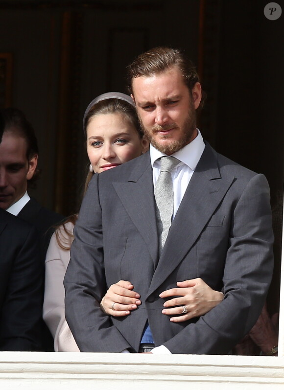 Pierre Casiraghi et sa femme Beatrice Borromeo, enceinte et lovée contre lui, aux fenêtres du palais princier lors des célébrations de la Fête nationale monégasque le 19 novembre 2016. © Bruno Bebert/Dominique Jacovides/Bestimage
