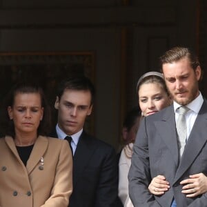 Pierre Casiraghi et sa femme Beatrice Borromeo, enceinte et lovée contre lui, avec la princesse Stéphanie et son fils Louis Ducruet ainsi que la petite India Casiraghi aux fenêtres du palais princier lors des célébrations de la Fête nationale monégasque le 19 novembre 2016. © Bruno Bebert/Dominique Jacovides/Bestimage