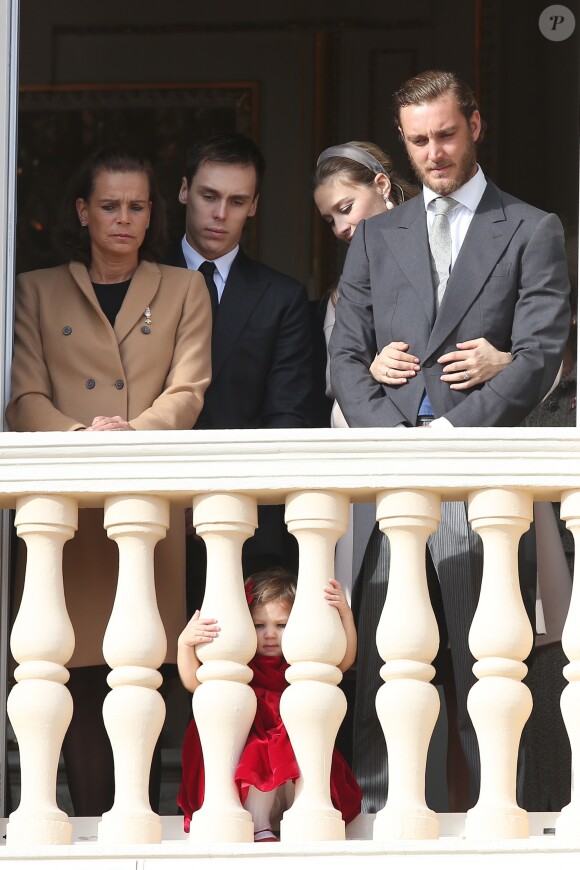 Pierre Casiraghi et sa femme Beatrice Borromeo, enceinte et lovée contre lui, avec la princesse Stéphanie et son fils Louis Ducruet ainsi que la petite India Casiraghi aux fenêtres du palais princier lors des célébrations de la Fête nationale monégasque le 19 novembre 2016. © Bruno Bebert/Dominique Jacovides/Bestimage