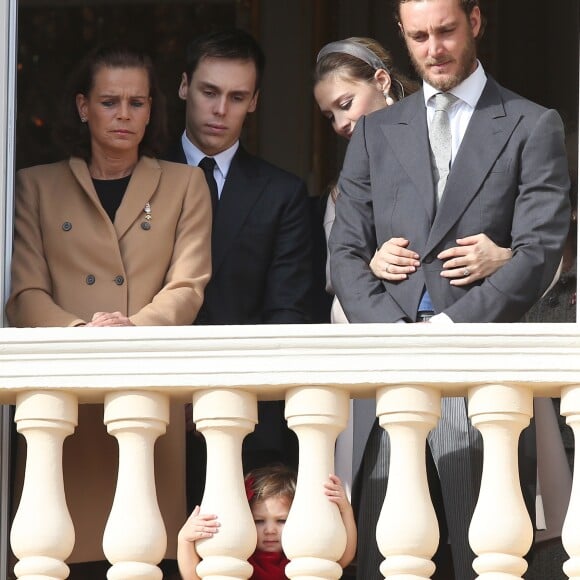 Pierre Casiraghi et sa femme Beatrice Borromeo, enceinte et lovée contre lui, avec la princesse Stéphanie et son fils Louis Ducruet ainsi que la petite India Casiraghi aux fenêtres du palais princier lors des célébrations de la Fête nationale monégasque le 19 novembre 2016. © Bruno Bebert/Dominique Jacovides/Bestimage