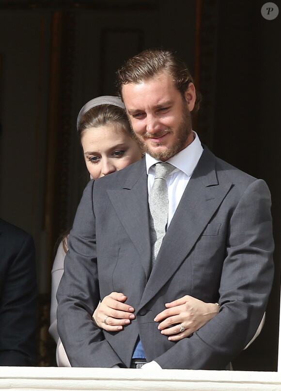 Pierre Casiraghi et sa femme Beatrice Borromeo, enceinte et lovée contre lui, aux fenêtres du palais princier lors des célébrations de la Fête nationale monégasque le 19 novembre 2016. © Bruno Bebert/Dominique Jacovides/Bestimage