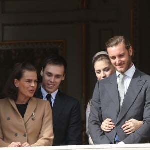 Pierre Casiraghi et sa femme Beatrice Borromeo, enceinte et lovée contre lui, avec la princesse Stéphanie et son fils Louis Ducruet ainsi que la petite India Casiraghi aux fenêtres du palais princier lors des célébrations de la Fête nationale monégasque le 19 novembre 2016. © Bruno Bebert/Dominique Jacovides/Bestimage