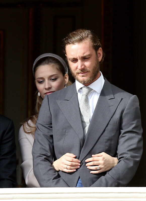 Pierre Casiraghi et sa femme Beatrice Borromeo, enceinte et lovée contre lui, aux fenêtres du palais princier lors des célébrations de la Fête nationale monégasque le 19 novembre 2016. © Bruno Bebert/Dominique Jacovides/Bestimage