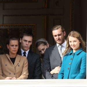 Pierre Casiraghi et sa femme Beatrice Borromeo, enceinte et lovée contre lui, avec la princesse Stéphanie, son fils Louis Ducruet et la princesse Alexandra de Hanovre ainsi que la petite India Casiraghi aux fenêtres du palais princier lors des célébrations de la Fête nationale monégasque le 19 novembre 2016. © Bruno Bebert/Dominique Jacovides/Bestimage