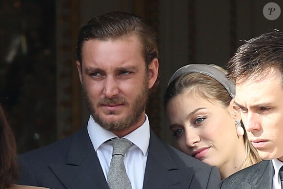 Pierre Casiraghi et sa femme Beatrice Borromeo, enceinte et lovée contre lui, aux fenêtres du palais princier lors des célébrations de la Fête nationale monégasque le 19 novembre 2016. © Bruno Bebert/Dominique Jacovides/Bestimage