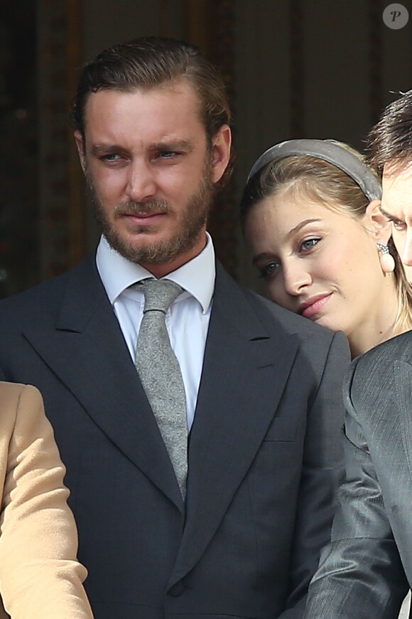 Pierre Casiraghi et sa femme Beatrice Borromeo, enceinte et lovée contre lui, aux fenêtres du palais princier lors des célébrations de la Fête nationale monégasque le 19 novembre 2016. © Bruno Bebert/Dominique Jacovides/Bestimage