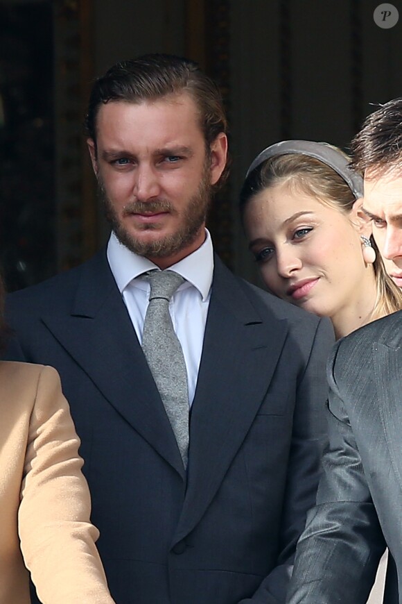Pierre Casiraghi et sa femme Beatrice Borromeo, enceinte et lovée contre lui, aux fenêtres du palais princier lors des célébrations de la Fête nationale monégasque le 19 novembre 2016. © Bruno Bebert/Dominique Jacovides/Bestimage