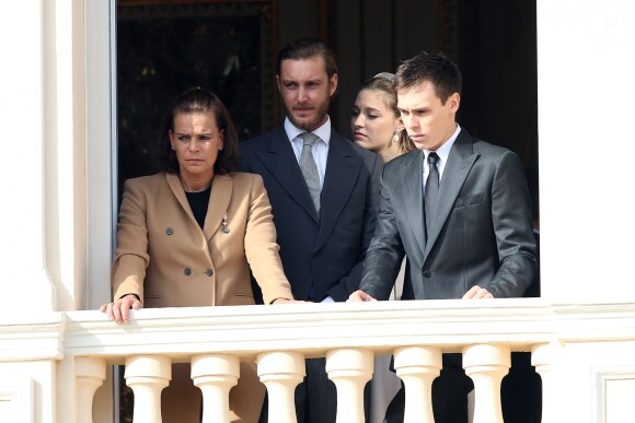 Pierre Casiraghi et sa femme Beatrice Borromeo, enceinte et lovée contre lui, avec la princesse Stéphanie et son fils Louis Ducruet ainsi que la petite India Casiraghi aux fenêtres du palais princier lors des célébrations de la Fête nationale monégasque le 19 novembre 2016. © Bruno Bebert/Dominique Jacovides/Bestimage