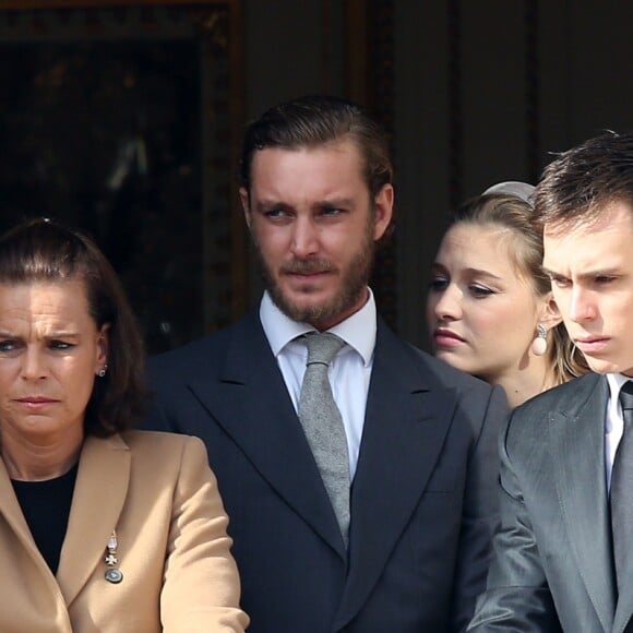 Pierre Casiraghi et sa femme Beatrice Borromeo, enceinte et lovée contre lui, avec la princesse Stéphanie et son fils Louis Ducruet ainsi que la petite India Casiraghi aux fenêtres du palais princier lors des célébrations de la Fête nationale monégasque le 19 novembre 2016. © Bruno Bebert/Dominique Jacovides/Bestimage