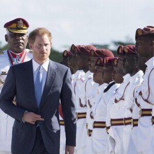 Le prince Harry inspecte la garde d'honneur à son arrivée à l'aéroport international V.C.Bird à Antigua, à l'occasion de son voyage officiel de 15 jours dans les Caraïbes. Il est accueilli par le gouverneur général Rodney Williams et le premier ministre Gaston Browne. Le 20 novembre 2016  Prince Harry inspects a Guard of Honour on his arrival at V.C.Bird International Airport in Antigua at the start of his 15 day tour of the Caribbean.20/11/2016 - Antigua