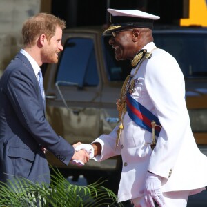 Le prince Harry inspecte la garde d'honneur à son arrivée à l'aéroport international V.C.Bird à Antigua, à l'occasion de son voyage officiel de 15 jours dans les Caraïbes. Il est accueilli par le gouverneur général Rodney Williams et le premier ministre Gaston Browne. Le 20 novembre 2016  Prince Harry arrived in Antigua on a british airways jet and was met by the governor general and prime minister of Antigua 20 November 2016.21/11/2016 - Antigua