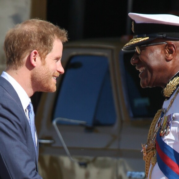 Le prince Harry inspecte la garde d'honneur à son arrivée à l'aéroport international V.C.Bird à Antigua, à l'occasion de son voyage officiel de 15 jours dans les Caraïbes. Il est accueilli par le gouverneur général Rodney Williams et le premier ministre Gaston Browne. Le 20 novembre 2016  Prince Harry arrived in Antigua on a british airways jet and was met by the governor general and prime minister of Antigua 20 November 2016.21/11/2016 - Antigua