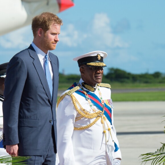 Le prince Harry inspecte la garde d'honneur à son arrivée à l'aéroport international V.C.Bird à Antigua, à l'occasion de son voyage officiel de 15 jours dans les Caraïbes. Il est accueilli par le gouverneur général Rodney Williams et le premier ministre Gaston Browne. Le 20 novembre 2016  Prince Harry arrives in Antigua on the first day of his tour of the Caribbean. 20 November 2016.20/11/2016 - Antigua