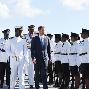 Le prince Harry inspecte la garde d'honneur à son arrivée à l'aéroport international V.C.Bird à Antigua, à l'occasion de son voyage officiel de 15 jours dans les Caraïbes. Il est accueilli par le gouverneur général Rodney Williams et le premier ministre Gaston Browne. Le 20 novembre 2016  Prince Harry inspects a Guard of Honour on his arrival at V.C.Bird International Airport in Antigua at the start of his 15 day tour of the Caribbean.20/11/2016 - Antigua