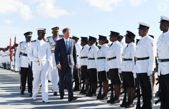 Le prince Harry inspecte la garde d'honneur à son arrivée à l'aéroport international V.C.Bird à Antigua, à l'occasion de son voyage officiel de 15 jours dans les Caraïbes. Il est accueilli par le gouverneur général Rodney Williams et le premier ministre Gaston Browne. Le 20 novembre 2016  Prince Harry inspects a Guard of Honour on his arrival at V.C.Bird International Airport in Antigua at the start of his 15 day tour of the Caribbean.20/11/2016 - Antigua
