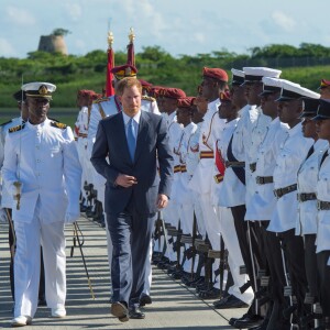 Le prince Harry inspecte la garde d'honneur à son arrivée à l'aéroport international V.C.Bird à Antigua, à l'occasion de son voyage officiel de 15 jours dans les Caraïbes. Il est accueilli par le gouverneur général Rodney Williams et le premier ministre Gaston Browne. Le 20 novembre 2016  Prince Harry arrives in Antigua on the first day of his tour of the Caribbean. 20 November 2016.20/11/2016 - Antigua