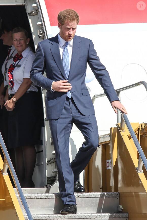 Le prince Harry inspecte la garde d'honneur à son arrivée à l'aéroport international V.C.Bird à Antigua, à l'occasion de son voyage officiel de 15 jours dans les Caraïbes. Il est accueilli par le gouverneur général Rodney Williams et le premier ministre Gaston Browne. Le 20 novembre 2016  Prince Harry arrived in Antigua on a british airways jet and was met by the governor general and prime minister of Antigua 20 November 2016.21/11/2016 - Antigua