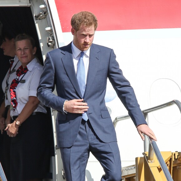 Le prince Harry inspecte la garde d'honneur à son arrivée à l'aéroport international V.C.Bird à Antigua, à l'occasion de son voyage officiel de 15 jours dans les Caraïbes. Il est accueilli par le gouverneur général Rodney Williams et le premier ministre Gaston Browne. Le 20 novembre 2016  Prince Harry arrived in Antigua on a british airways jet and was met by the governor general and prime minister of Antigua 20 November 2016.21/11/2016 - Antigua