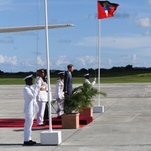 Le prince Harry inspecte la garde d'honneur à son arrivée à l'aéroport international V.C.Bird à Antigua, à l'occasion de son voyage officiel de 15 jours dans les Caraïbes. Il est accueilli par le gouverneur général Rodney Williams et le premier ministre Gaston Browne. Le 20 novembre 2016  Prince Harry arrives at V.C.Bird International Airport in Antigua for the start of his 15 day tour of the Caribbean.20/11/2016 - Antigua