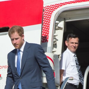 Le prince Harry inspecte la garde d'honneur à son arrivée à l'aéroport international V.C.Bird à Antigua, à l'occasion de son voyage officiel de 15 jours dans les Caraïbes. Il est accueilli par le gouverneur général Rodney Williams et le premier ministre Gaston Browne. Le 20 novembre 2016  Prince Harry arrives in Antigua on the first day of his tour of the Caribbean. 20 November 2016.20/11/2016 - Antigua