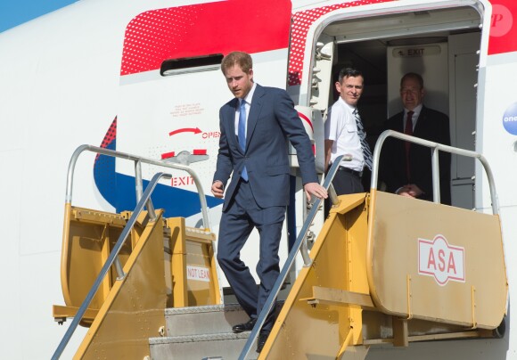 Le prince Harry inspecte la garde d'honneur à son arrivée à l'aéroport international V.C.Bird à Antigua, à l'occasion de son voyage officiel de 15 jours dans les Caraïbes. Il est accueilli par le gouverneur général Rodney Williams et le premier ministre Gaston Browne. Le 20 novembre 2016  Prince Harry arrives in Antigua on the first day of his tour of the Caribbean. 20 November 2016.20/11/2016 - Antigua