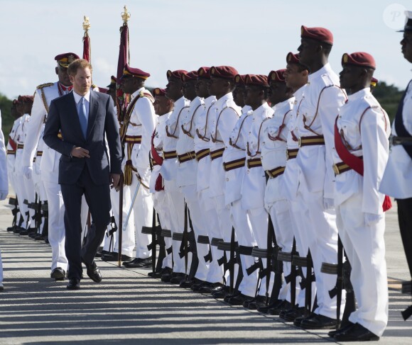 Le prince Harry inspecte la garde d'honneur à son arrivée à l'aéroport international V.C.Bird à Antigua, à l'occasion de son voyage officiel de 15 jours dans les Caraïbes. Il est accueilli par le gouverneur général Rodney Williams et le premier ministre Gaston Browne. Le 20 novembre 2016  Prince Harry inspects a Guard of Honour on his arrival at V.C.Bird International Airport in Antigua at the start of his 15 day tour of the Caribbean.20/11/2016 - Antigua