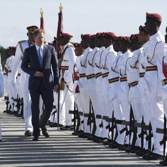 Le prince Harry inspecte la garde d'honneur à son arrivée à l'aéroport international V.C.Bird à Antigua, à l'occasion de son voyage officiel de 15 jours dans les Caraïbes. Il est accueilli par le gouverneur général Rodney Williams et le premier ministre Gaston Browne. Le 20 novembre 2016  Prince Harry inspects a Guard of Honour on his arrival at V.C.Bird International Airport in Antigua at the start of his 15 day tour of the Caribbean.20/11/2016 - Antigua