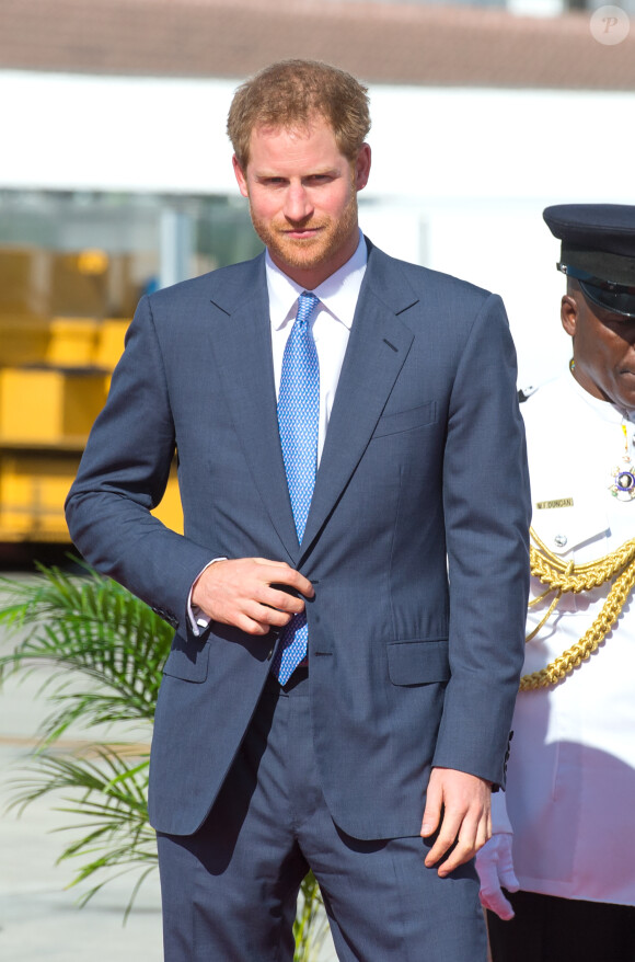 Le prince Harry inspecte la garde d'honneur à son arrivée à l'aéroport international V.C.Bird à Antigua, à l'occasion de son voyage officiel de 15 jours dans les Caraïbes. Il est accueilli par le gouverneur général Rodney Williams et le premier ministre Gaston Browne. Le 20 novembre 2016  Prince Harry arrives in Antigua on the first day of his tour of the Caribbean. 20 November 2016.20/11/2016 - Antigua
