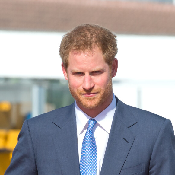 Le prince Harry inspecte la garde d'honneur à son arrivée à l'aéroport international V.C.Bird à Antigua, à l'occasion de son voyage officiel de 15 jours dans les Caraïbes. Il est accueilli par le gouverneur général Rodney Williams et le premier ministre Gaston Browne. Le 20 novembre 2016  Prince Harry arrives in Antigua on the first day of his tour of the Caribbean. 20 November 2016.20/11/2016 - Antigua