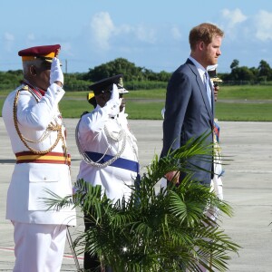 Le prince Harry inspecte la garde d'honneur à son arrivée à l'aéroport international V.C.Bird à Antigua, à l'occasion de son voyage officiel de 15 jours dans les Caraïbes. Il est accueilli par le gouverneur général Rodney Williams et le premier ministre Gaston Browne. Le 20 novembre 2016  Prince Harry arrived in Antigua on a british airways jet and was met by the governor general and prime minister of Antigua 20 November 2016.21/11/2016 - Antigua