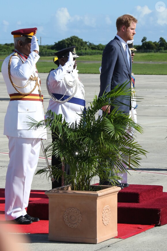 Le prince Harry inspecte la garde d'honneur à son arrivée à l'aéroport international V.C.Bird à Antigua, à l'occasion de son voyage officiel de 15 jours dans les Caraïbes. Il est accueilli par le gouverneur général Rodney Williams et le premier ministre Gaston Browne. Le 20 novembre 2016  Prince Harry arrived in Antigua on a british airways jet and was met by the governor general and prime minister of Antigua 20 November 2016.21/11/2016 - Antigua