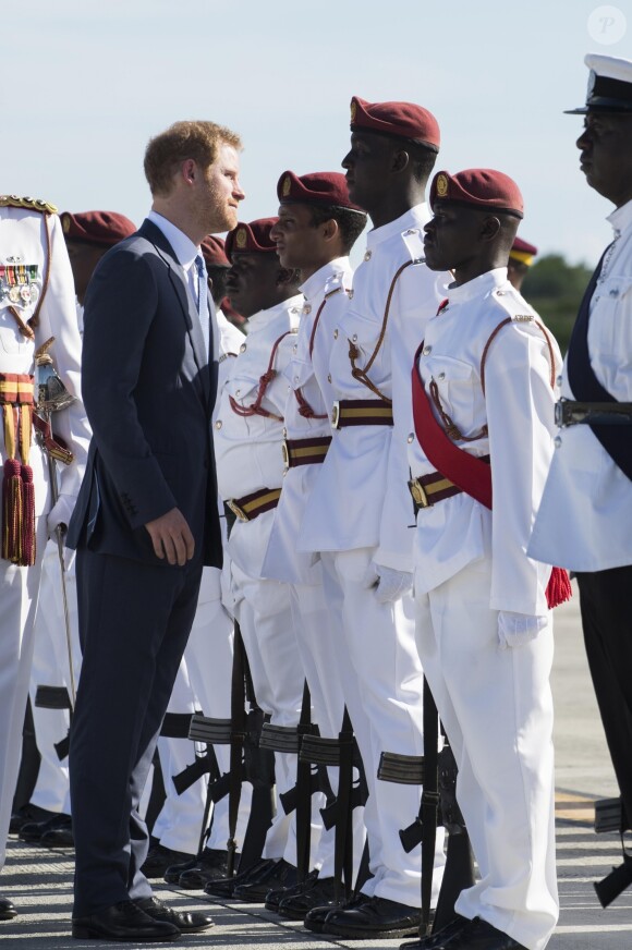 Le prince Harry inspecte la garde d'honneur à son arrivée à l'aéroport international V.C.Bird à Antigua, à l'occasion de son voyage officiel de 15 jours dans les Caraïbes. Il est accueilli par le gouverneur général Rodney Williams et le premier ministre Gaston Browne. Le 20 novembre 2016  Prince Harry inspects a Guard of Honour on his arrival at V.C.Bird International Airport in Antigua at the start of his 15 day tour of the Caribbean.20/11/2016 - Antigua