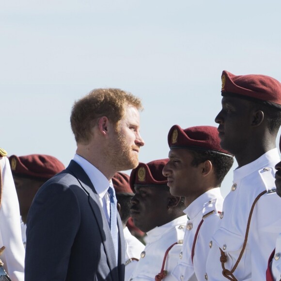 Le prince Harry inspecte la garde d'honneur à son arrivée à l'aéroport international V.C.Bird à Antigua, à l'occasion de son voyage officiel de 15 jours dans les Caraïbes. Il est accueilli par le gouverneur général Rodney Williams et le premier ministre Gaston Browne. Le 20 novembre 2016  Prince Harry inspects a Guard of Honour on his arrival at V.C.Bird International Airport in Antigua at the start of his 15 day tour of the Caribbean.20/11/2016 - Antigua