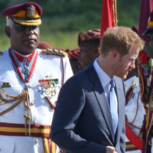 Le prince Harry inspecte la garde d'honneur à son arrivée à l'aéroport international V.C.Bird à Antigua, à l'occasion de son voyage officiel de 15 jours dans les Caraïbes. Il est accueilli par le gouverneur général Rodney Williams et le premier ministre Gaston Browne. Le 20 novembre 2016  Prince Harry arrived in Antigua on a british airways jet and was met by the governor general and prime minister of Antigua 20 November 2016.21/11/2016 - Antigua