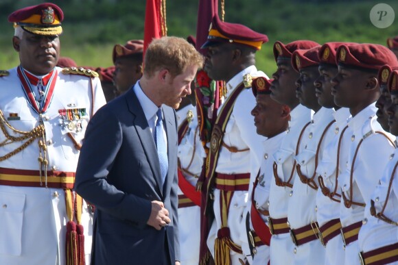 Le prince Harry inspecte la garde d'honneur à son arrivée à l'aéroport international V.C.Bird à Antigua, à l'occasion de son voyage officiel de 15 jours dans les Caraïbes. Il est accueilli par le gouverneur général Rodney Williams et le premier ministre Gaston Browne. Le 20 novembre 2016  Prince Harry arrived in Antigua on a british airways jet and was met by the governor general and prime minister of Antigua 20 November 2016.21/11/2016 - Antigua