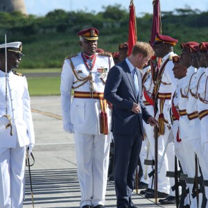 Le prince Harry inspecte la garde d'honneur à son arrivée à l'aéroport international V.C.Bird à Antigua, à l'occasion de son voyage officiel de 15 jours dans les Caraïbes. Il est accueilli par le gouverneur général Rodney Williams et le premier ministre Gaston Browne. Le 20 novembre 2016  Prince Harry arrived in Antigua on a british airways jet and was met by the governor general and prime minister of Antigua 20 November 2016.21/11/2016 - Antigua