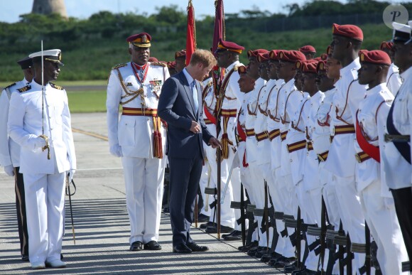Le prince Harry inspecte la garde d'honneur à son arrivée à l'aéroport international V.C.Bird à Antigua, à l'occasion de son voyage officiel de 15 jours dans les Caraïbes. Il est accueilli par le gouverneur général Rodney Williams et le premier ministre Gaston Browne. Le 20 novembre 2016  Prince Harry arrived in Antigua on a british airways jet and was met by the governor general and prime minister of Antigua 20 November 2016.21/11/2016 - Antigua
