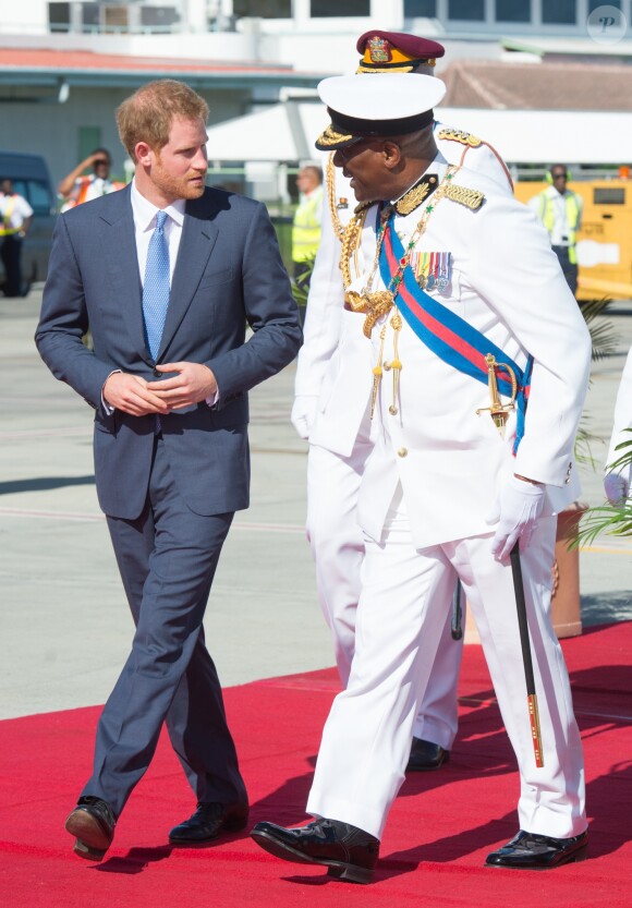 Le prince Harry inspecte la garde d'honneur à son arrivée à l'aéroport international V.C.Bird à Antigua, à l'occasion de son voyage officiel de 15 jours dans les Caraïbes. Il est accueilli par le gouverneur général Rodney Williams et le premier ministre Gaston Browne. Le 20 novembre 2016  Prince Harry arrives in Antigua on the first day of his tour of the Caribbean. 20 November 2016.20/11/2016 - Antigua