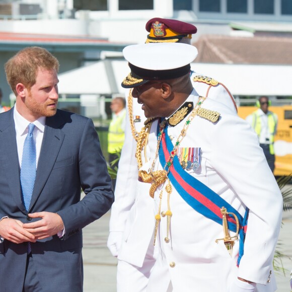 Le prince Harry inspecte la garde d'honneur à son arrivée à l'aéroport international V.C.Bird à Antigua, à l'occasion de son voyage officiel de 15 jours dans les Caraïbes. Il est accueilli par le gouverneur général Rodney Williams et le premier ministre Gaston Browne. Le 20 novembre 2016  Prince Harry arrives in Antigua on the first day of his tour of the Caribbean. 20 November 2016.20/11/2016 - Antigua